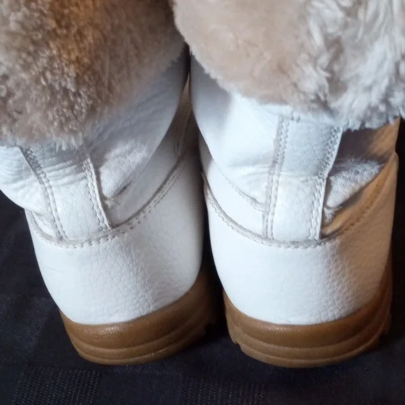 Lugz Women's White and Tan Winter Boots 9 - Picture 4 of 8